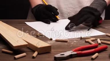 木桌上的工具..